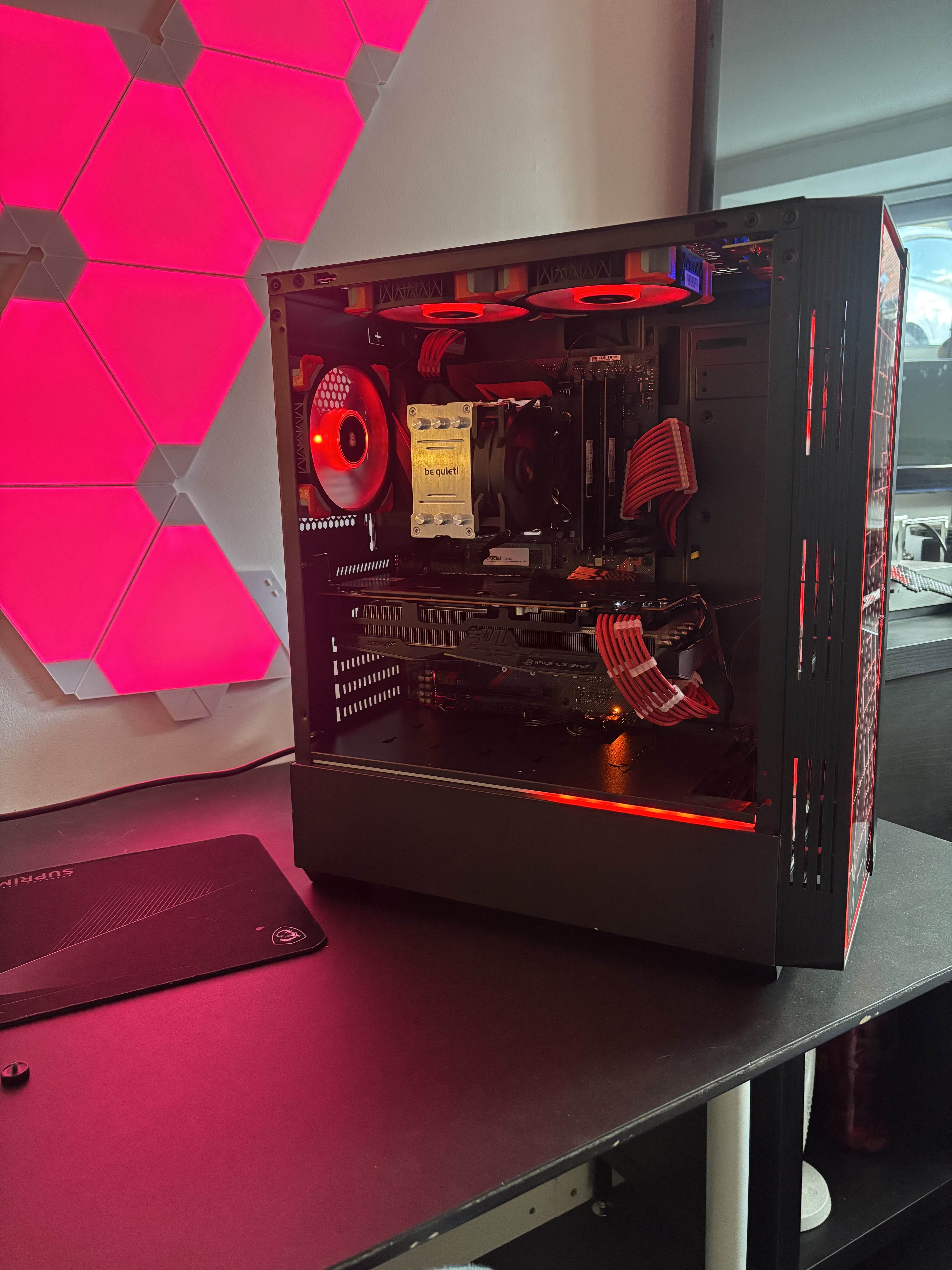 Sort/rød gaming-PC med RGB